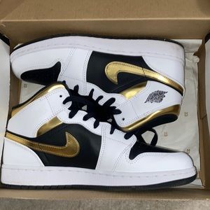 Mid Golden/white/Black Jordan 1s (GS)